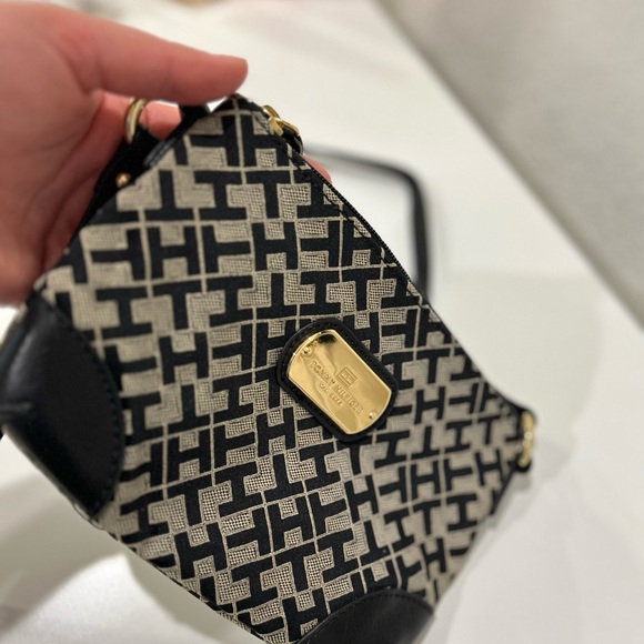 Tommy Hilfiger Crossbody wallet 💕 - Picture 3 of 5